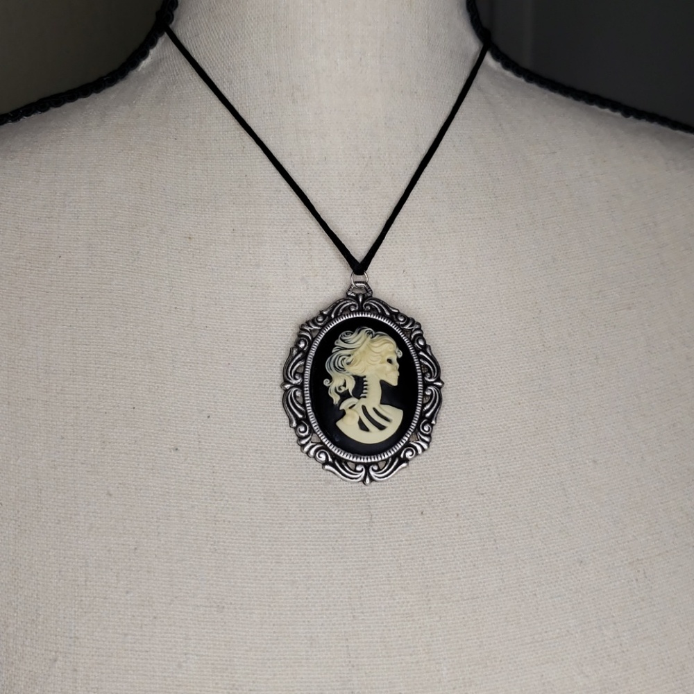 Large Lolita Skeleton Cameo Necklace Skull - Picture 3 of 8